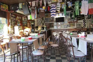 Plato de comida casera en un bodegón porteño
