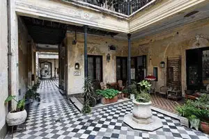 Fachada de la Casa de la Familia Ezeiza, Pasaje La Defensa