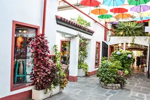 Patio de la Galería Solar de French con paraguas coloridos