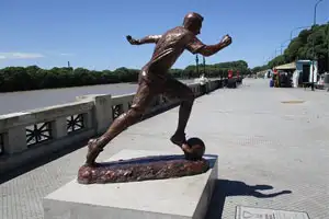Estatuas del Paseo de la Gloria junto a la Costanera Sur