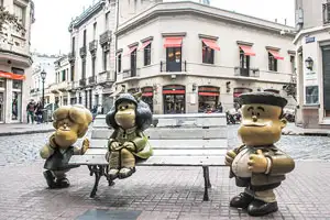 Estatua de Mafalda en la esquina de Defensa y Chile