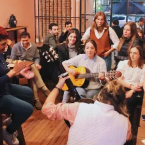 Empanadas y guisos en la pe&ntilde;a Asociaci&oacute;n Folcl&oacute;rica La Paila, Palermo