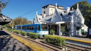 Tren de la Costa detenido en una estación