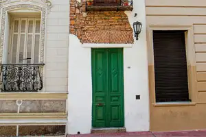 Narrow facade of Casa Mínima on San Lorenzo Passage